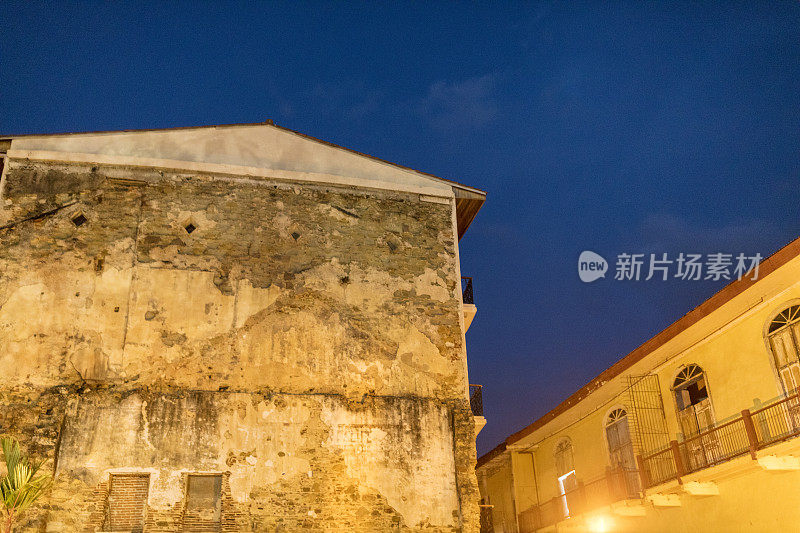 卡斯科·别霍(Casco Viejo)的两栋公寓楼，也被称为卡斯科·安提郭(Casco Antiguo)，建于1673年，是巴拿马城的老城区。